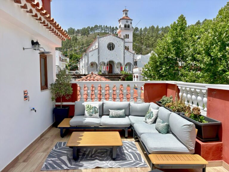 2 noches para 4 + Pack de bienvenida + Late Check Out + Tabla de quesos + 4 Copas de vino